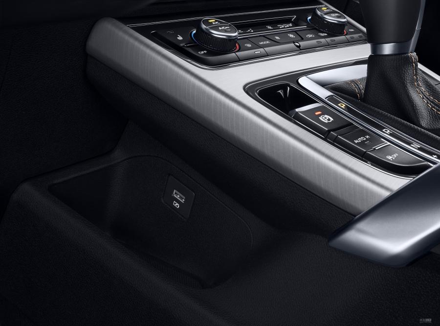 Детали интерьера Geely Bo Yue (NL-3) 2018 года  (фото 9 из 10)